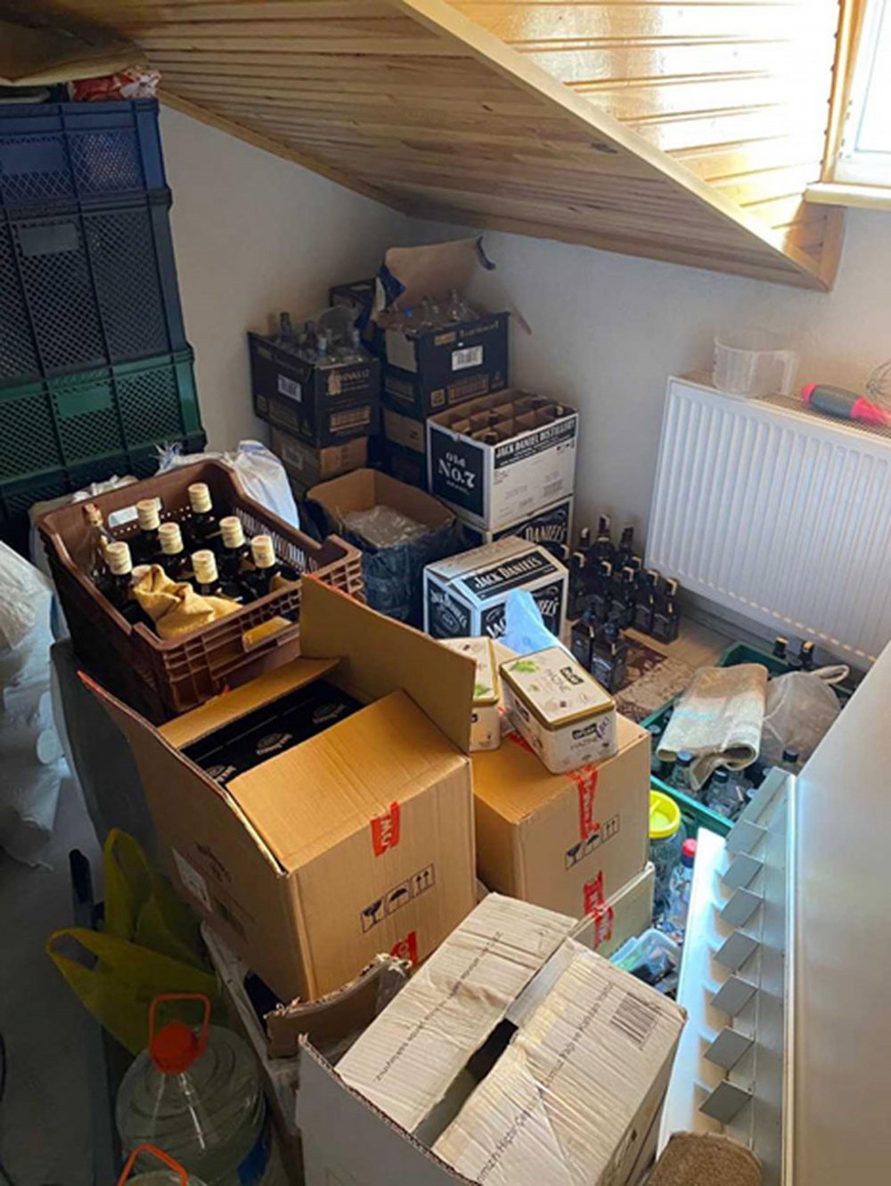 Evini sahte içki imalathanesine çeviren şüpheli tutuklandı