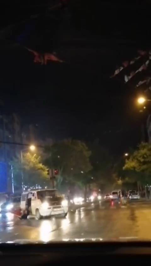 Konya'da seçim kutlamalarında kadının minibüsten düştüğü görüntüler ortaya çıktı