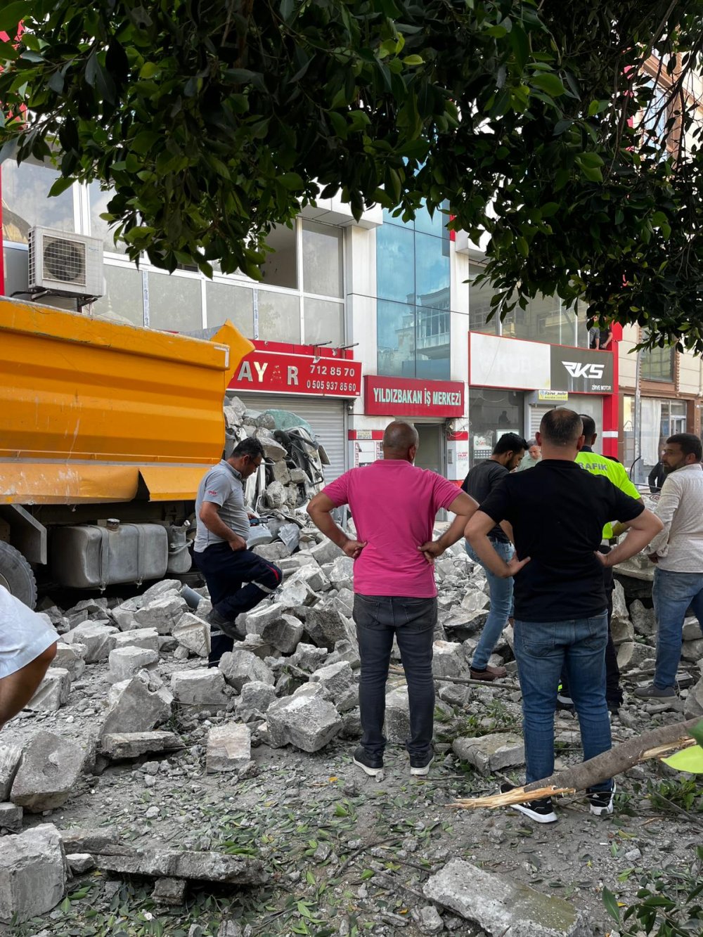 Minare, kamyonun üzerine düştü