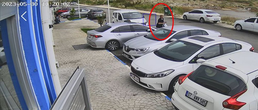 Motosikletle gelip, iş yeri önündeki 2 kişiye kurşun yağdırdı