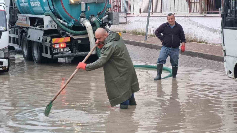 Su baskınlarının yaşandığı Turgutlu’da ekipler anında müdahale etti