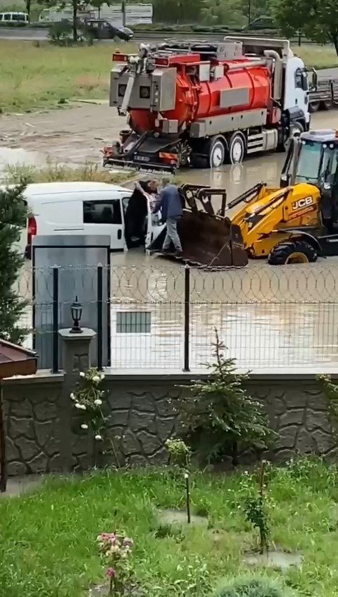 Ankara'da sağanak; yollar göle döndü, mahsur kalanlar kurtarıldı