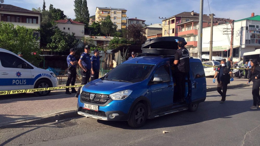 Ateş ettiği husumetlilerince bıçakla öldürüldü