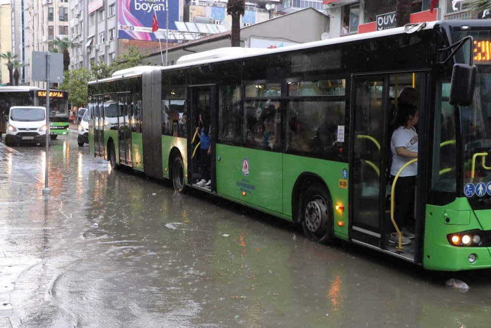 Denizli'de sağanak; mazgallar tıkandı, cadde ve sokaklar suyla doldu