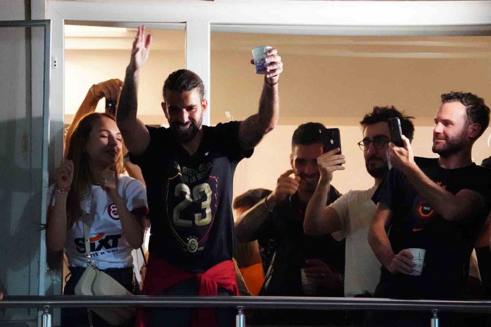 Galatasaray şampiyonluğu Florya’da taraftarıyla kutladı