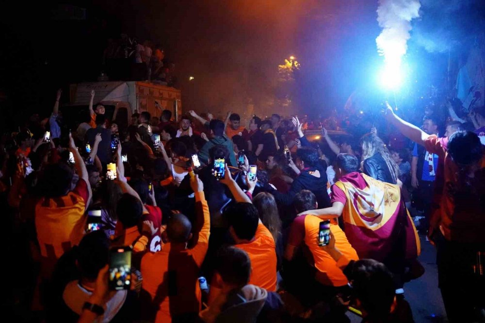 Taraftarlar, Florya Metin Oktay Tesisleri içinde takımı bekliyor