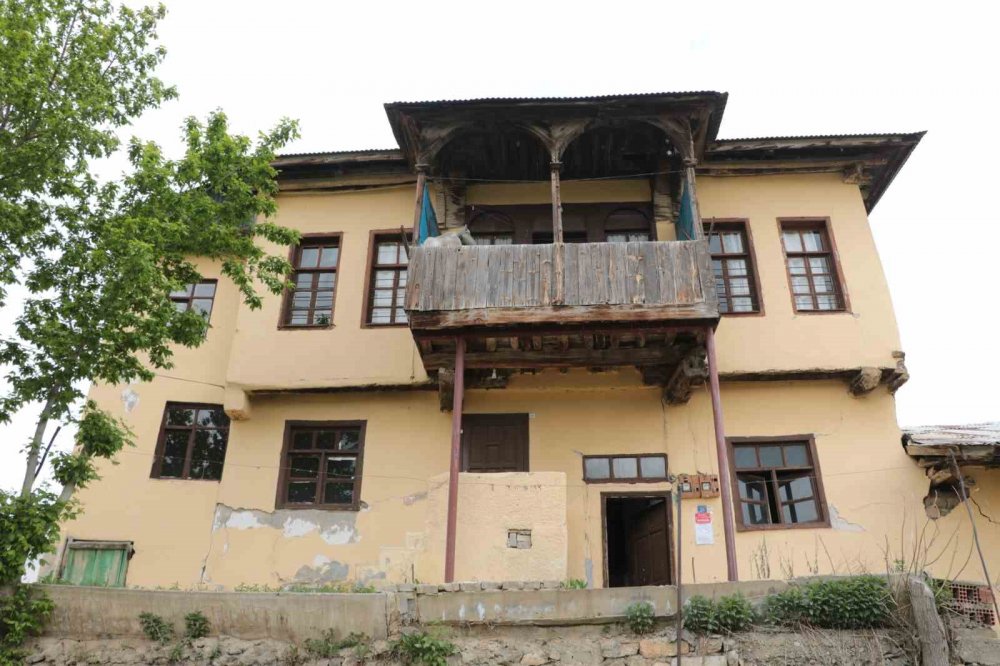 Tescilli asırlık konak da depremde zarar gördü