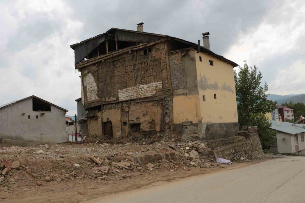 Tescilli asırlık konak da depremde zarar gördü