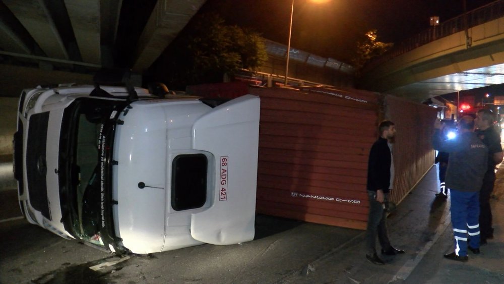 Bakırköy'de üst geçide çarpan TIR devrildi