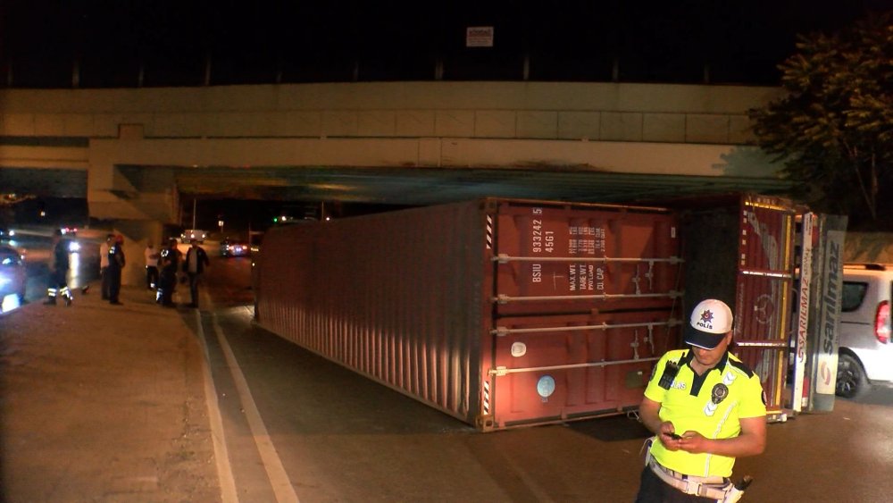 Bakırköy'de üst geçide çarpan TIR devrildi