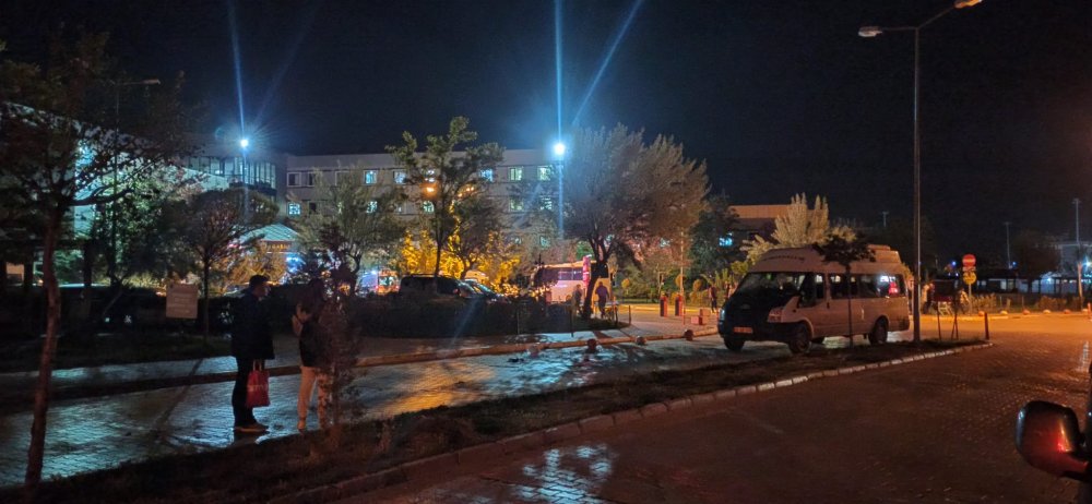 Husumetli ailelerin sokakta başlayan kavgası hastane önünde de devam etti: 14 yaralı