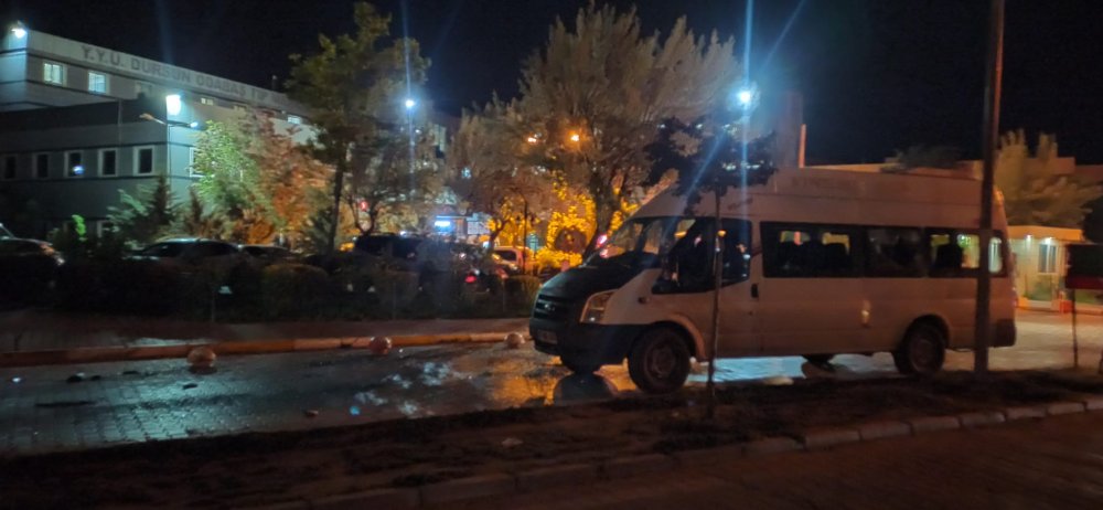 Husumetli ailelerin sokakta başlayan kavgası hastane önünde de devam etti: 14 yaralı