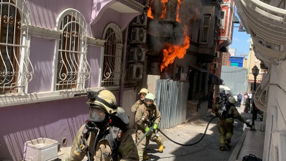 İki katlı bina alev alev yandı