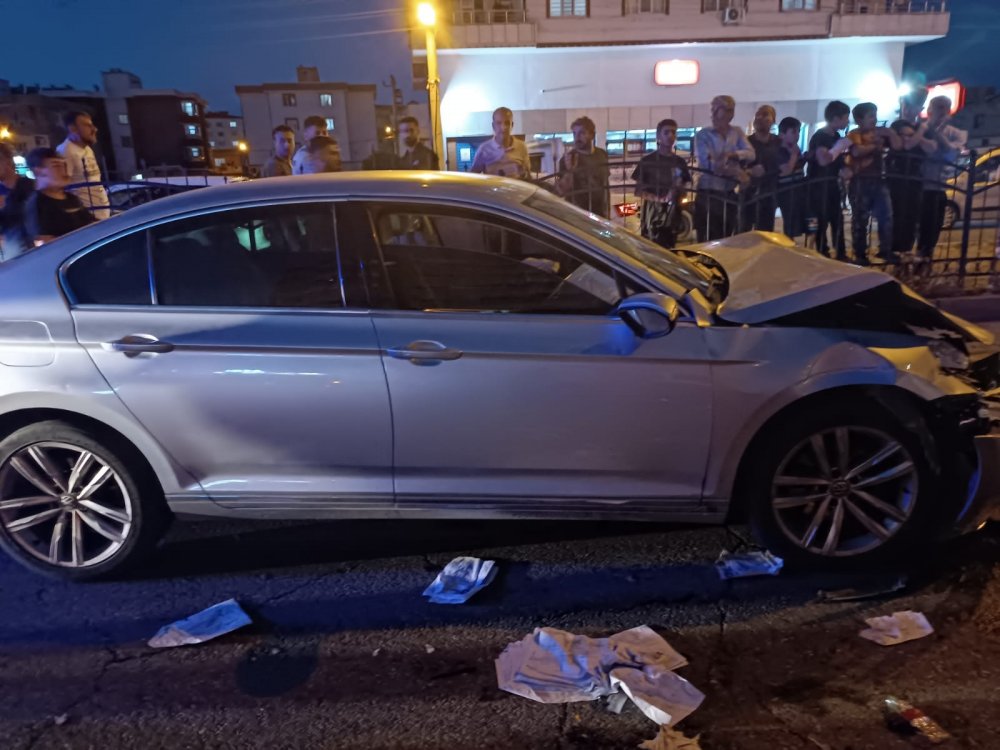 Otomobil, kağıt toplayıcı motosiklete çarptı: 3 yaralı