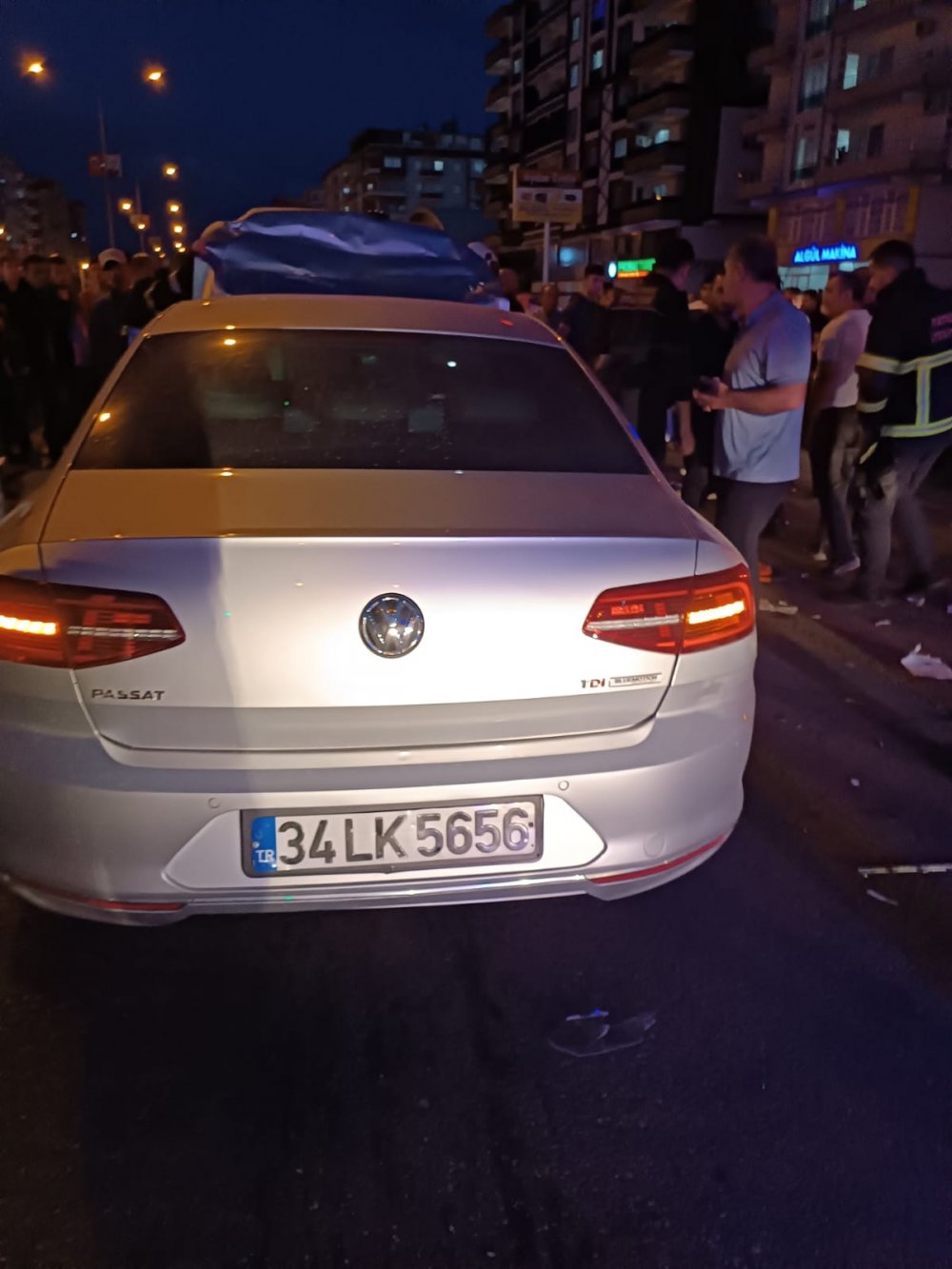 Otomobil, kağıt toplayıcı motosiklete çarptı: 3 yaralı