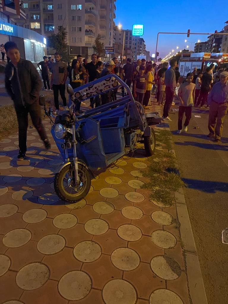 Otomobil, kağıt toplayıcı motosiklete çarptı: 3 yaralı