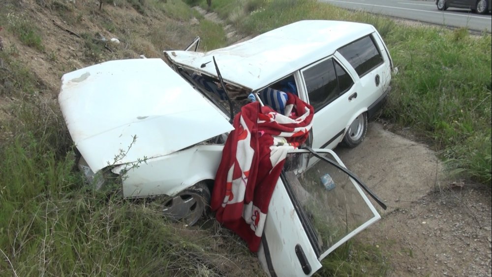 Otomobil, su kanalına girdi; 1'i bebek, 4 yaralı