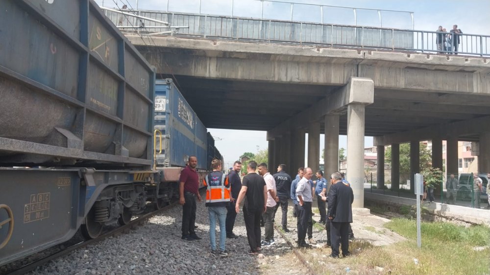 Tren, traktöre çarptı: 1 yaralı