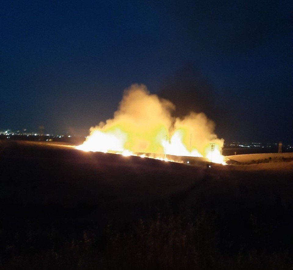 Depremzede çiftçilerin ekili alanı alev alev yandı