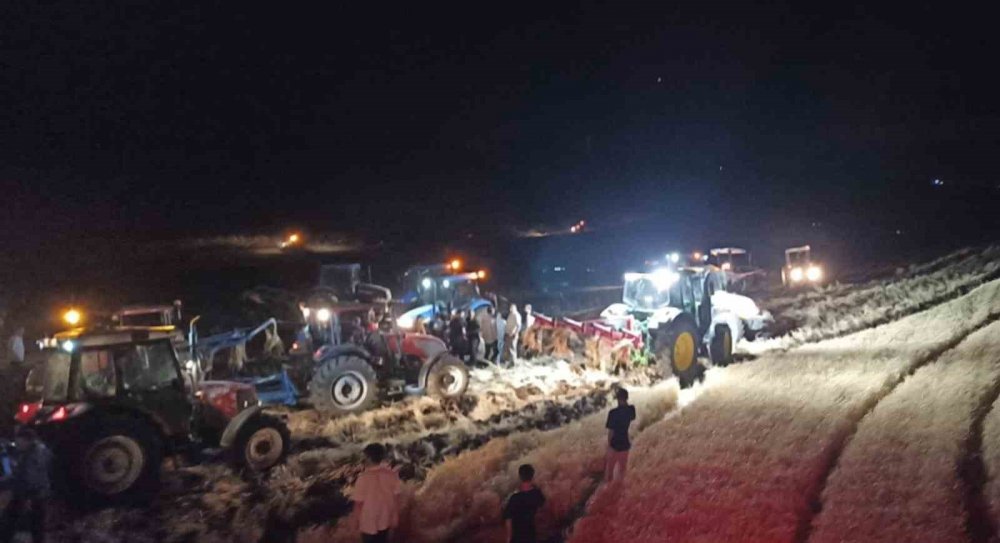 Depremzede çiftçilerin ekili alanı alev alev yandı