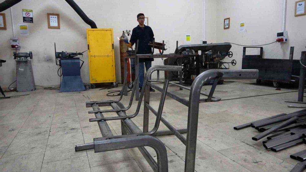 Fabrika gibi okul! 4 milyon 500 bin liralık ciro yaptılar