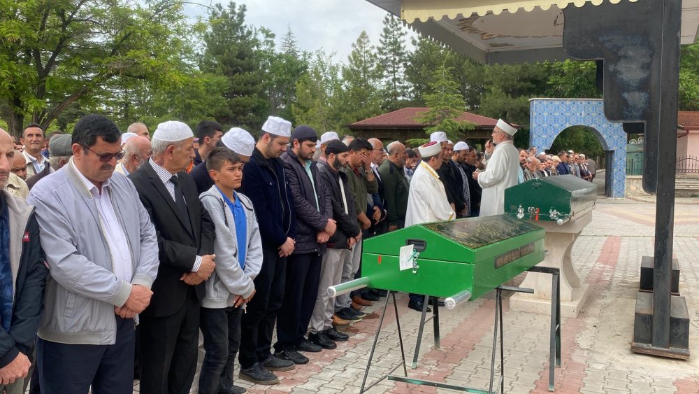 Konya'da imam ve eşi gözyaşları arasında toprağa verildi