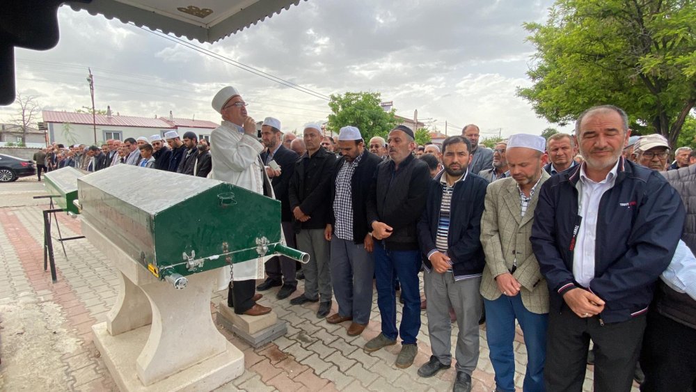 Konya'da imam ve eşi gözyaşları arasında toprağa verildi
