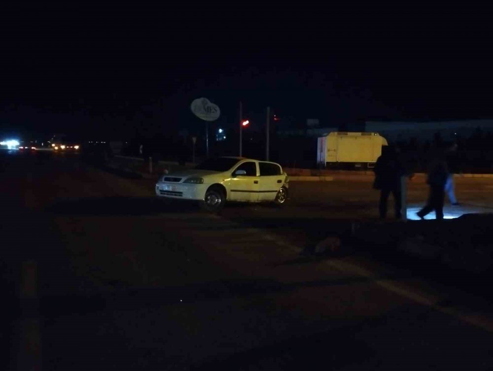 Konya'da tır ışıkta bekleyen otomobile çarptı: 3 yaralı