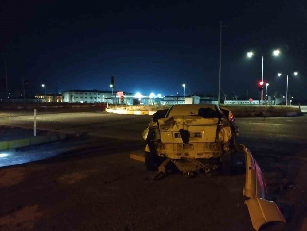 Konya'da tır ışıkta bekleyen otomobile çarptı: 3 yaralı