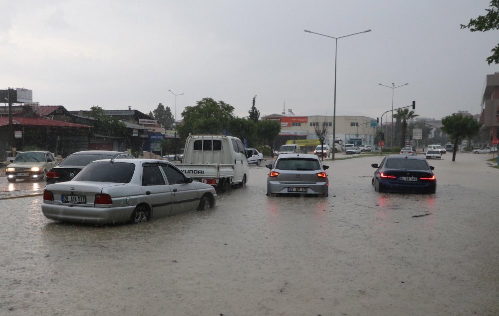Denizli'de sağanak sele neden oldu; mahsur kalanlar kurtarıldı