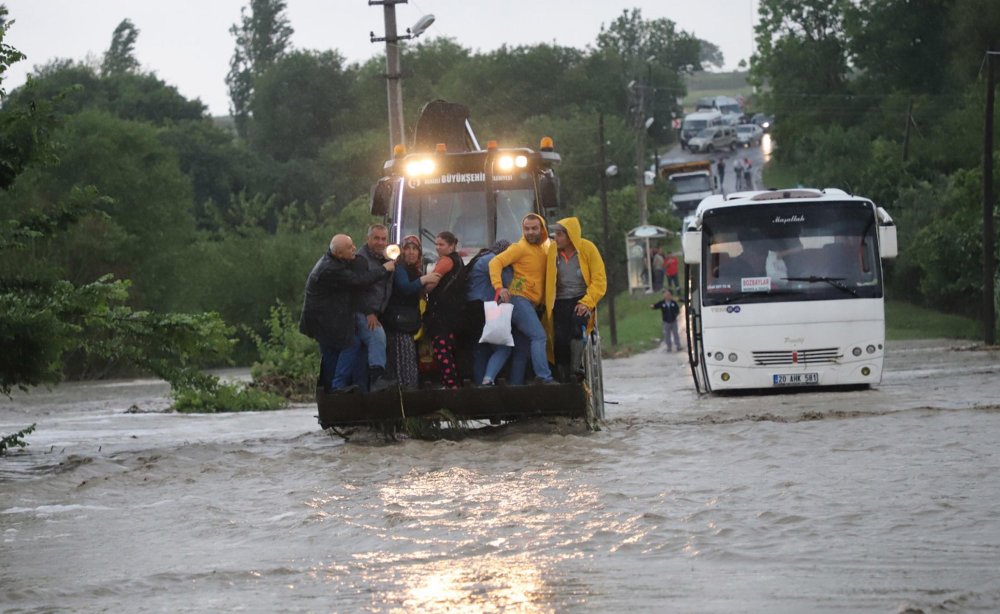 Denizli'de sağanak sele neden oldu; mahsur kalanlar kurtarıldı