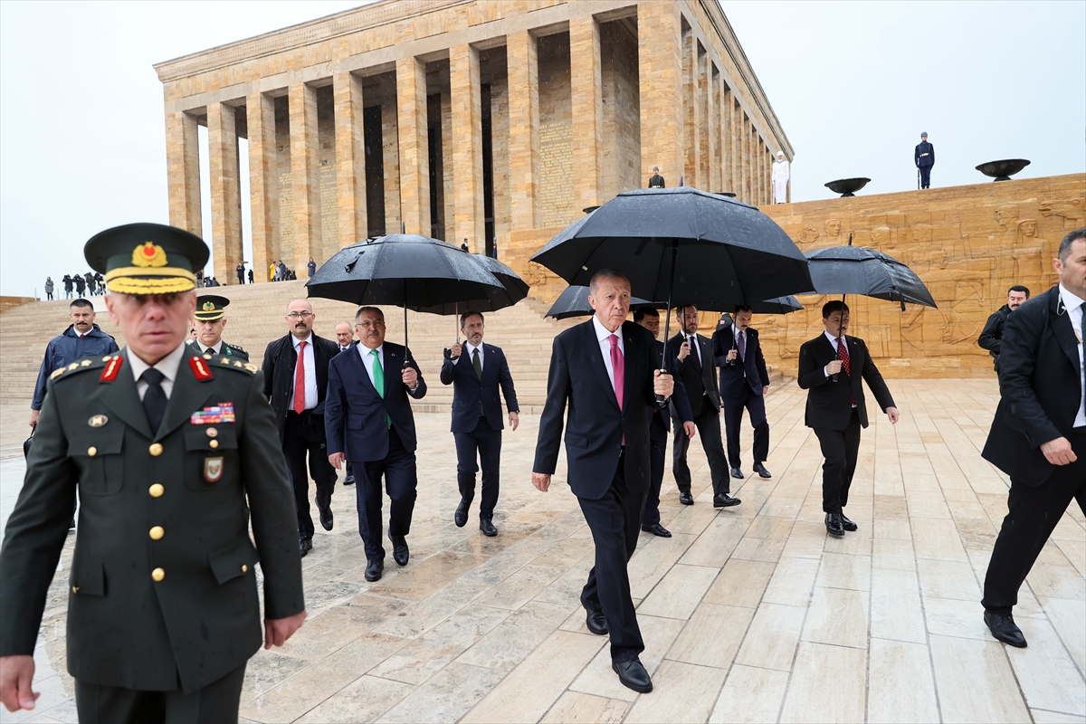 erdogan-anitkabir-ozel-defterini-imzaladi-001.jpg