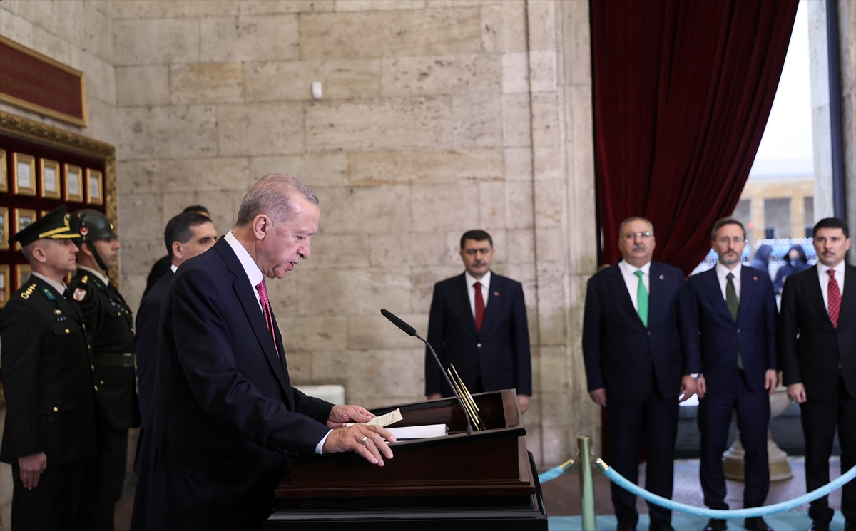 erdogan-anitkabir-ozel-defterini-imzaladi-002.jpg