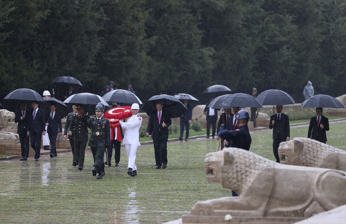 erdogan-anitkabir-ozel-defterini-imzaladi.jpg
