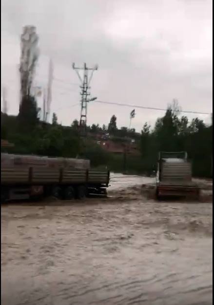 Çorum'u sel vurdu, yollar göle döndü, 6 ahırı su bastı, 2 büyükbaş öldü