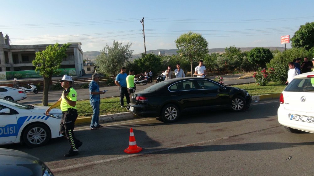 Otomobil ile motosiklet çarpıştı: 1 ölü, 3 yaralı