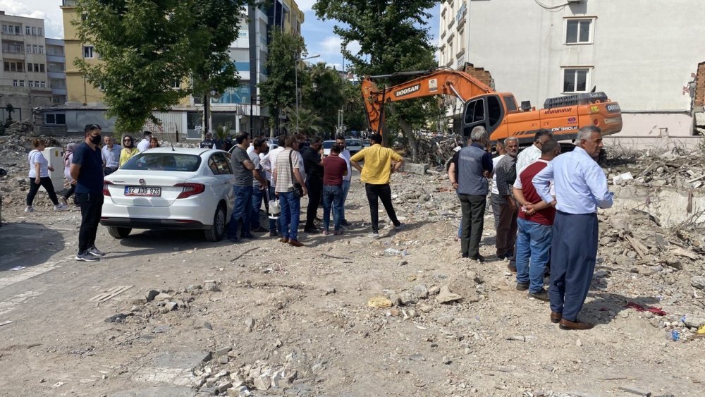 Enkaz altından kadın cesedi çıktı