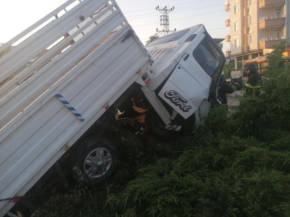 Kamyonet refüjdeki ağaca çarptı: Baba-oğul yaralandı