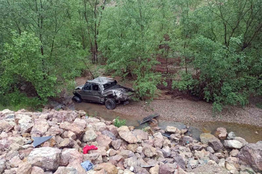 Kamyonet uçuruma yuvarlandı: 1 ölü, 1 yaralı