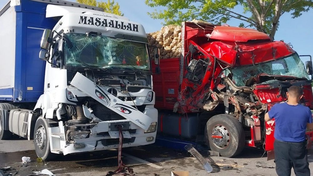 Konya’da tırların karıştığı zincirleme kazada büyük hasar oluştu