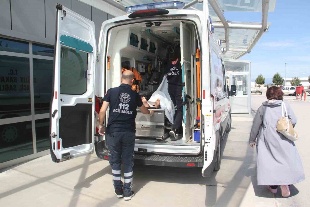 Konya’da yoldan çıkan otomobil ağaca çarptı