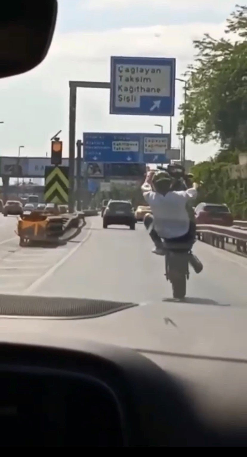 Motosikletle tehlikeli yolculuk kamerada