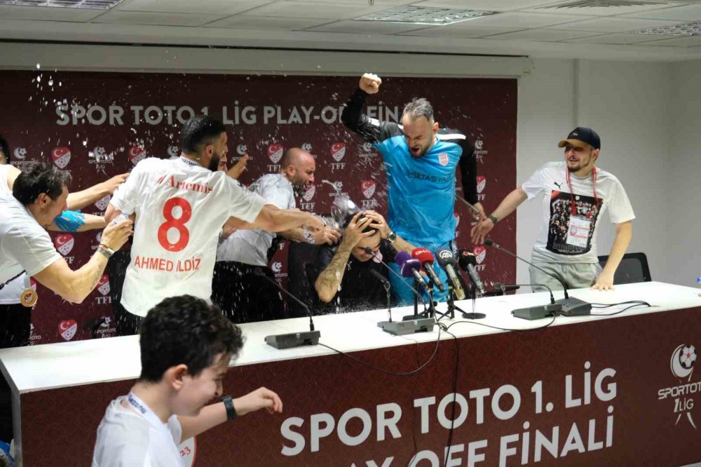 Süper Lig'e yükselen Pendikspor'da sulu kutlama