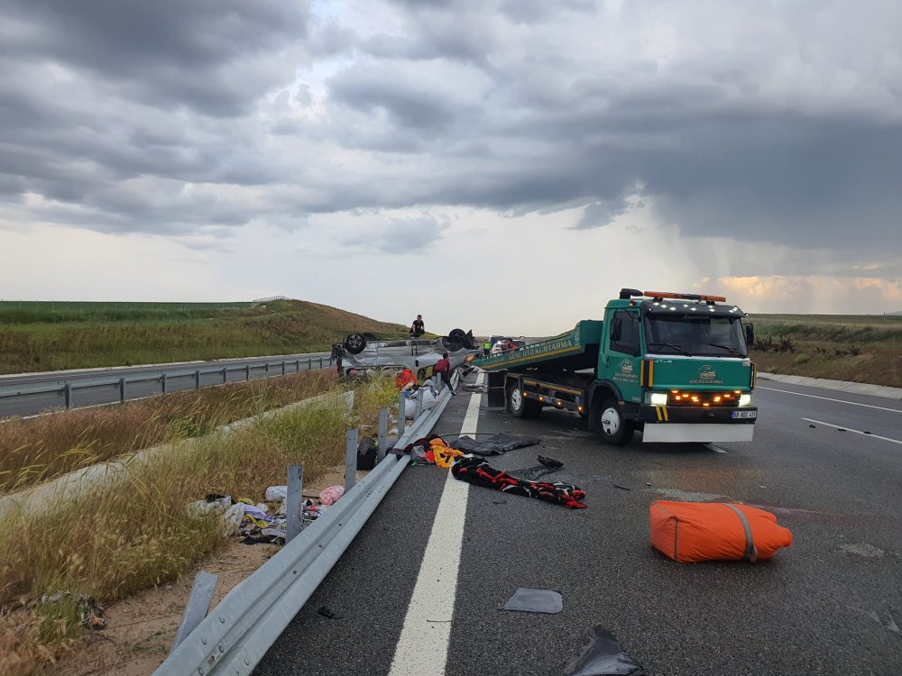 Bariyerlere çarpıp takla atan hafif ticari araçtaki 2 kişi öldü