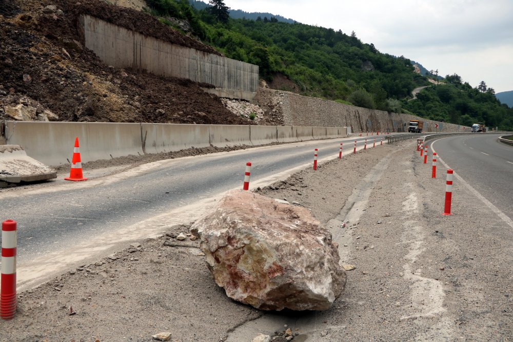Dağdan kopan dev kayalar yola indi, Ankara istikameti trafiğe kapandı