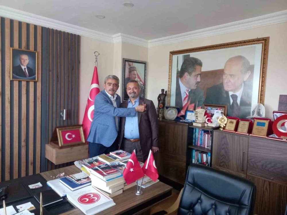 MHP’ye katılanlara rozetleri törenle takıldı