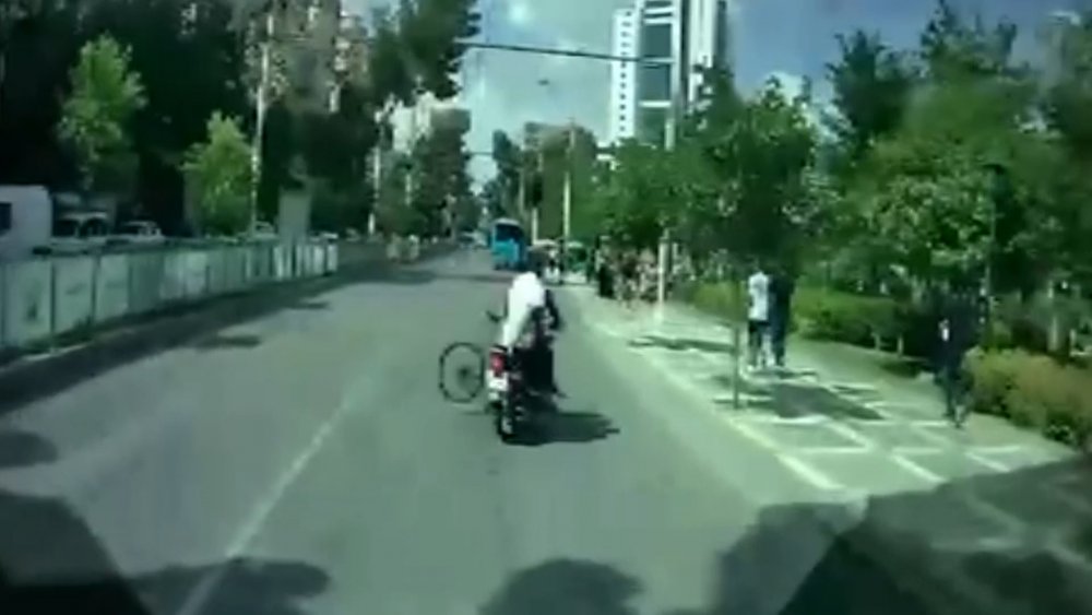 Otobüsün altında kalmaktan son anda kurtuldu! 3 yaralı