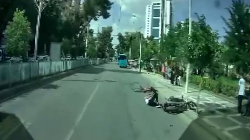 Otobüsün altında kalmaktan son anda kurtuldu! 3 yaralı