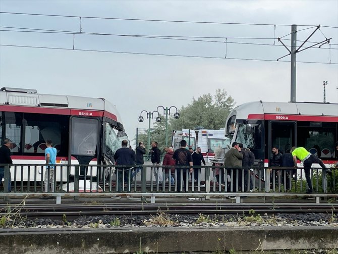 Tramvaylar çarpıştı! 14 kişi yaralandı