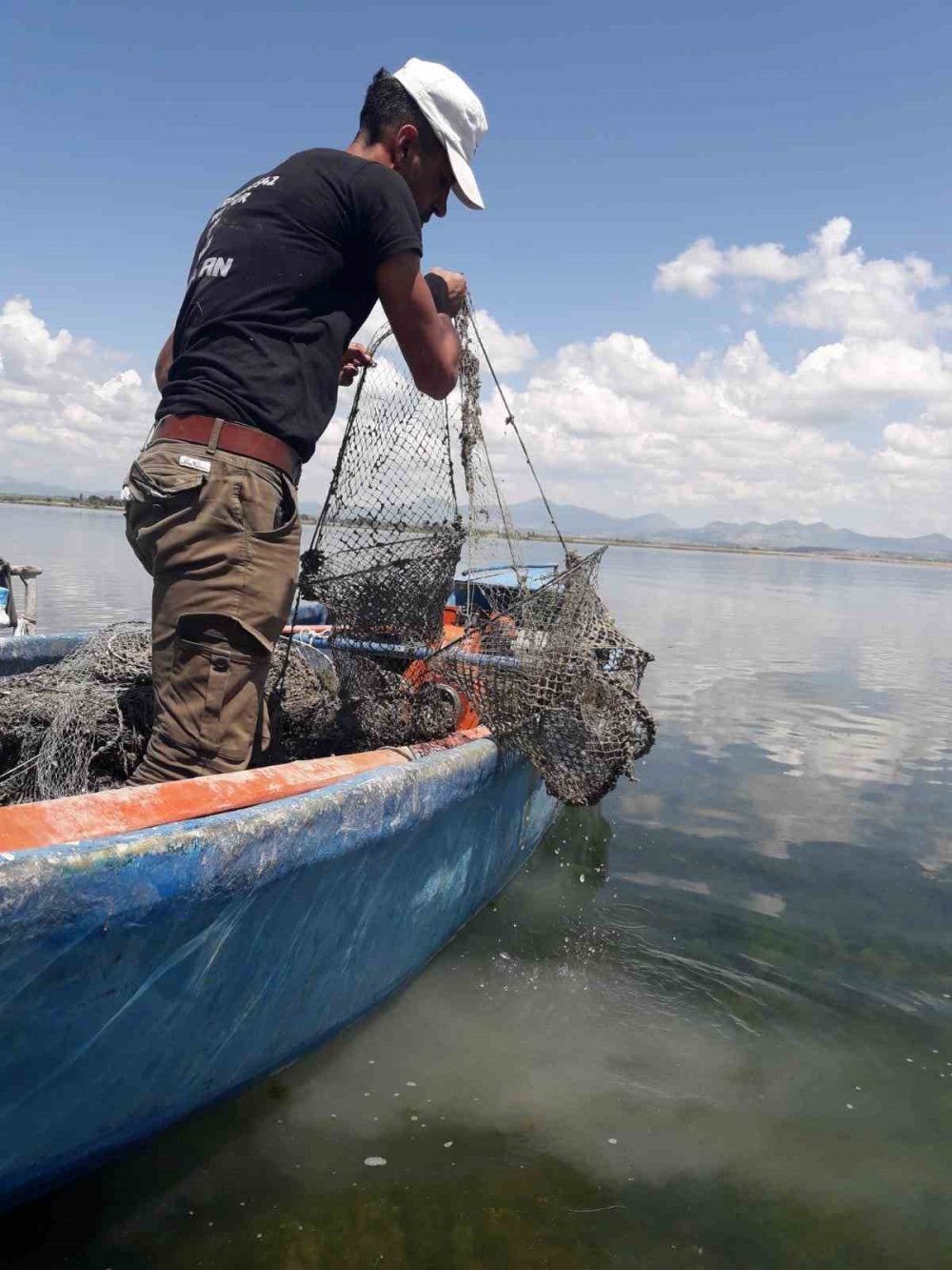 Konya'da balıkçılar yasak sezonda hayalet ağ avlıyor